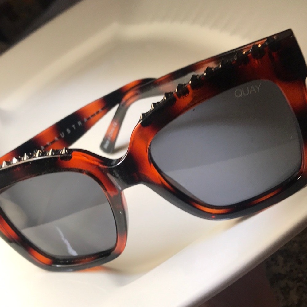 Unique Quay Australia acrylic tortoise shell sunglasses w/ spiked tops&dark lens